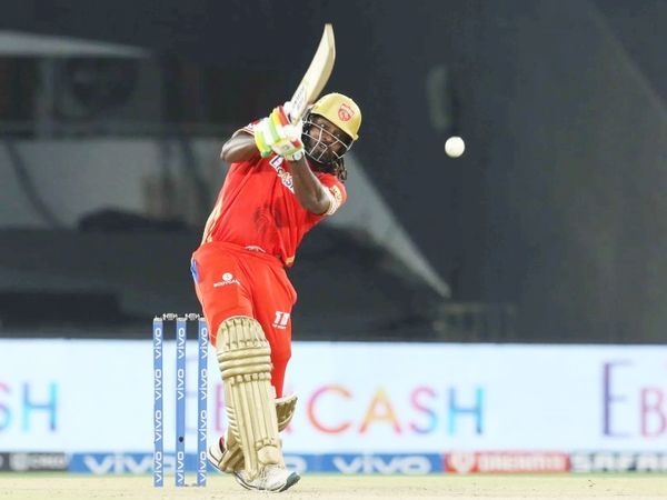 क्रिस गेल ने 24 गेंदों पर 46 रन बनाए। उन्होंने 2 छक्के और 4 चौके लगाए।