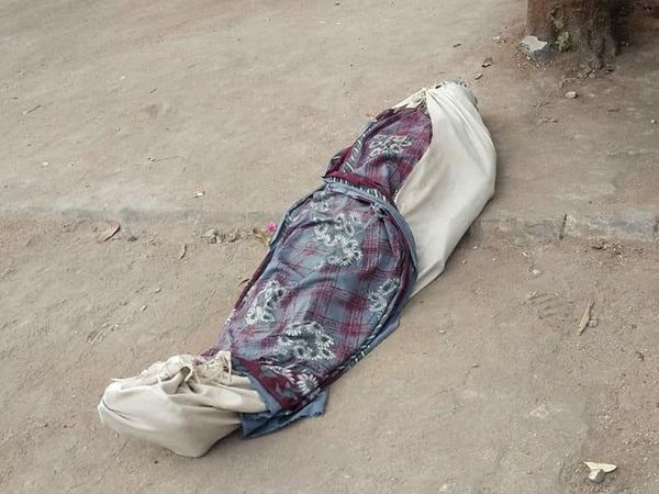 હોસ્પિટલમાંથી કોરોના દર્દીનો મૃતદેહ રોડ પર મૂકી દરવાજે તાળાં મારી દીધા. - Divya Bhaskar