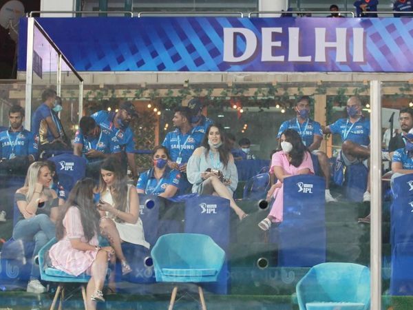 रोहित की पत्नी रितिका और जहीर की पत्नी सागरिका को स्टैंड में बात करते देखा गया।