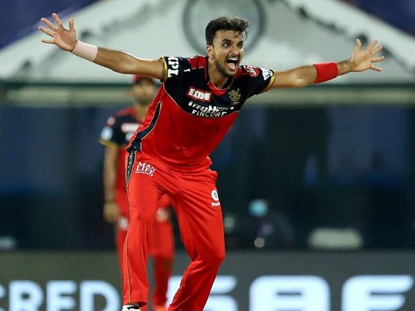 हर्षल पटेल (RCB) इस सीजन में अब तक का सबसे तेज विकेट लेने वाला गेंदबाज है।
