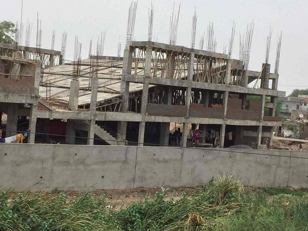 अधिकांश निर्माण स्थलों पर काम ठप है या धीमा (फाइल फोटो)।