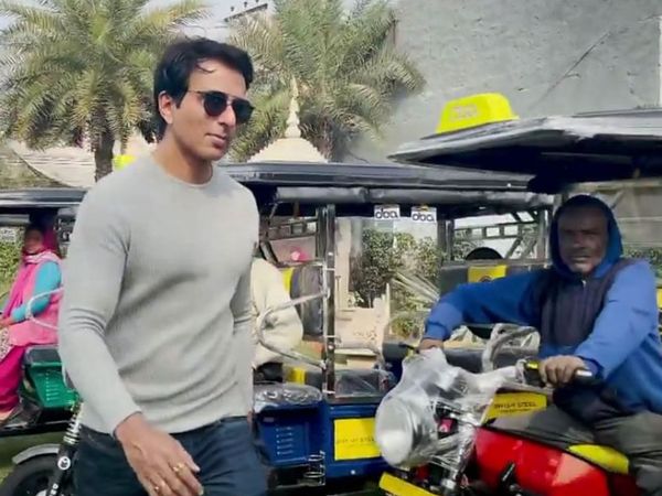 सोनू ने जरूरतमंदों को मुफ्त ई-रिक्शा वितरित किए
