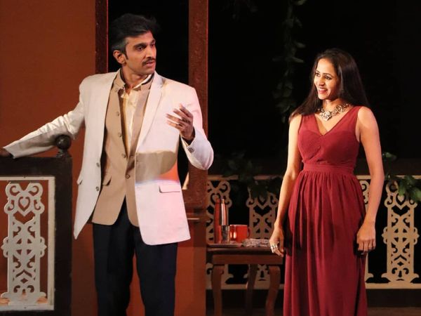 नाटक 'सर सर सरला' के दौरान प्रतीक गांधी और भामिनी ओझा