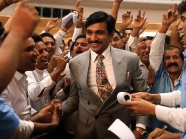 स्कैम ’के एक सीन में प्रतीक गांधी