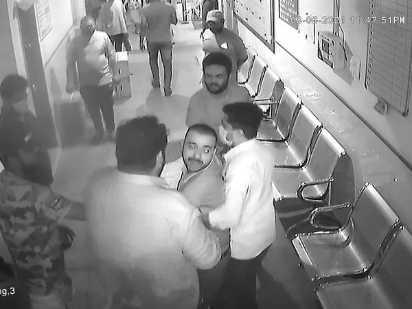 ઘટના સીસીટીવીમાં કેદ થઈ.
