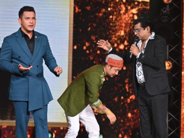 मेजबान आदित्य नारायण, प्रतियोगी पवनदीप और अमित कुमार