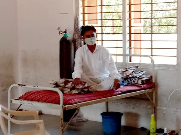 કોવિડ કેર સેન્ટર ખાતે સારવાર લઇ રહેલ વ્યક્તિ