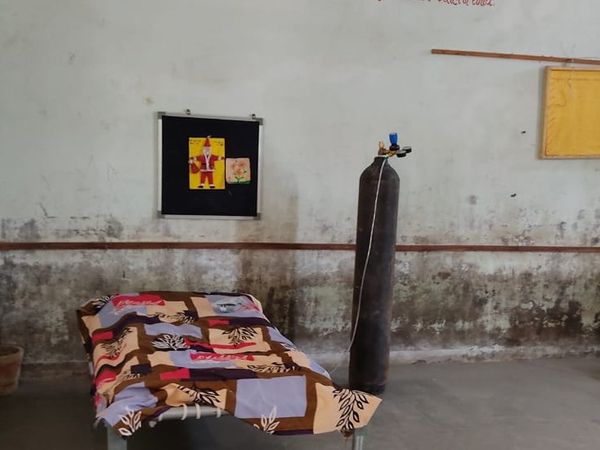 કોવિડ કેર સેન્ટરમાં ઓક્સિજન સાથે બેડ