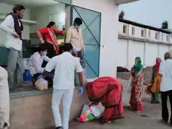 શ્રમિકોને કરિયાણું અને શાકભાજી આપવામાં આવે છે.