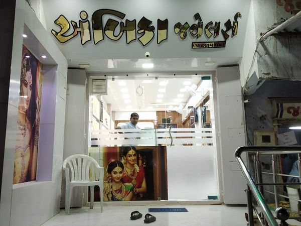 कोरोना काल में सोनी के व्यापारी ग्राहकों का इंतजार कर रहे हैं लेकिन कोई नहीं आता।