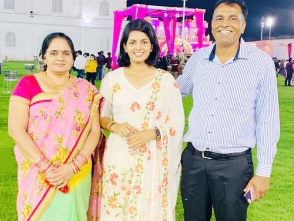 मां और पिता के साथ पूनिया।