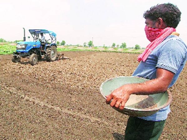 खरीफ की बुवाई की तैयारी करते किसान (फाइल फोटो)।