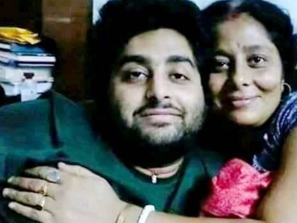 मां अदिति के साथ अरिजीत सिंह