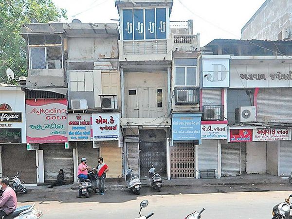 तालाबंदी के दौरान दुकानें बंद रहीं।