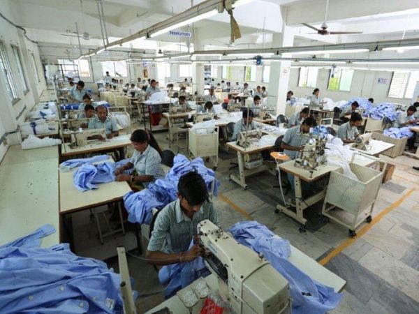मौसम के बावजूद गारमेंट फैक्ट्री पहले की तरह नहीं चलती।