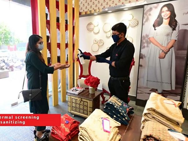 रिटेल स्टोर पर आने वाले ग्राहकों की थर्मल स्कैनिंग और मास्किंग अनिवार्य है।