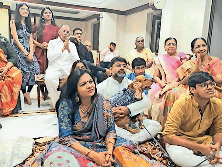 मुंबई में लड़की के परिवार ने ऑनलाइन शिरकत की।