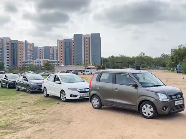 પેઇડ વેક્સિનેશન માટે સવારના 6 વાગ્યાથી જ લોકો આવીને લાઈનમાં ઊભા છે.