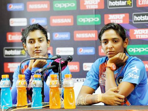 मिताली राज (बाएं) को टेस्ट और वनडे टीमों का कप्तान बनाया गया है। जबकि हरमनप्रीत कौर टी20 टीम की कप्तान होंगी।