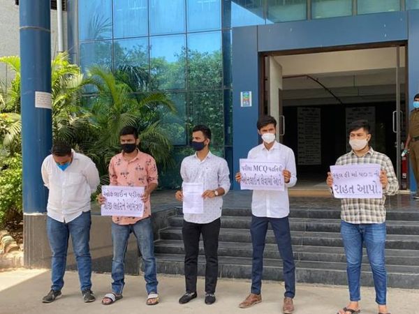 અમદાવાદમાં NSUIના આગેવાનોએ વસ્ત્રાપુર ખાતે જિલ્લા શિક્ષણ અધિકારીને રજૂઆત કરી હતી.