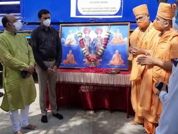 રાજકોટ સ્વામિનારાયણ મંદિરના સંતો હાજર રહ્યાં.