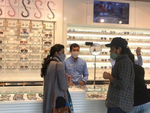 आर कुमार ऑप्टिकल्स से खरीदारी करते ग्राहक।