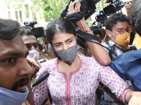 रिया चक्रवर्ती को 8 सितंबर, 2020 को ड्रग्स के एक मामले में गिरफ्तार किया गया था और 7 अक्टूबर, 2020 को बॉम्बे हाईकोर्ट ने उन्हें जमानत दे दी थी।