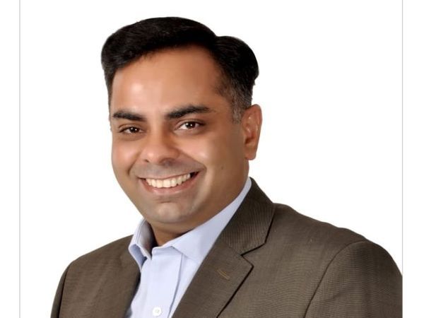 फिल्म निर्माता और ट्रेड एनालिस्ट गिरीश जौहरी