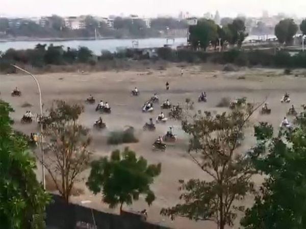 થોડા દિવસ પહેલા ક્રિકેટ ગ્રાઉન્ડમાં પોલીસ પહોંચતા ભાગદોડ મચી ગઈ હતી.
