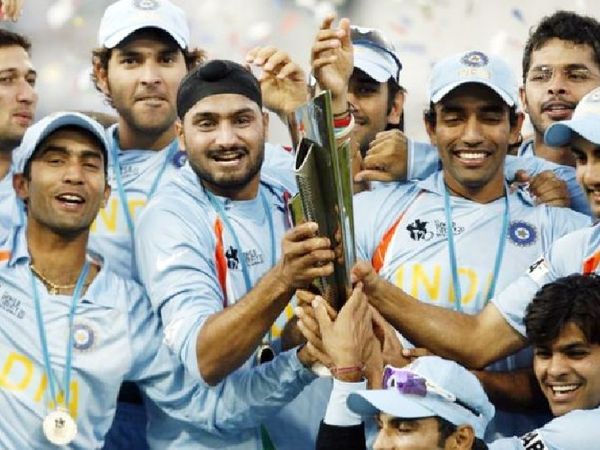 2007 टी-20 विश्व कप ट्रॉफी के साथ भारतीय टीम की तस्वीर