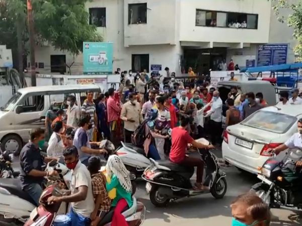 ઓછી સંખ્યામાં લોકો વ ઓફર્ડ પહોંચીફિસની હોબાળો માચાવ્યો.