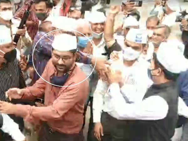 કાર્યકર્તાઓ પણ માસ્ક વગર નજરે પડ્યા.