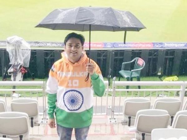 આ દર્શક સચિન તેડુંલકરના નામનો ત્રિરંગાનો ડ્રેસ પહેરીને સ્ટેડિયમ પહોંચ્યો હતો.