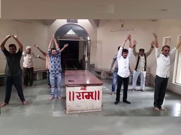 લોકોને અંધશ્રદ્ધાથી દૂર રહેવા સ્મશાનના સ્ટાફે મેસેજ આપ્યો.
