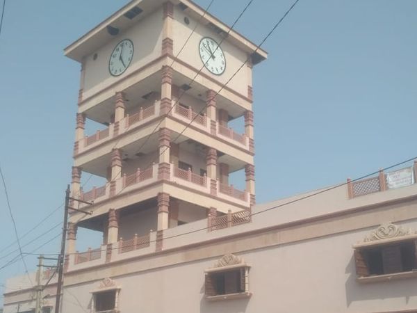 વોચ ટાવર અને આર્ટ ઓફ ગેલરી.
