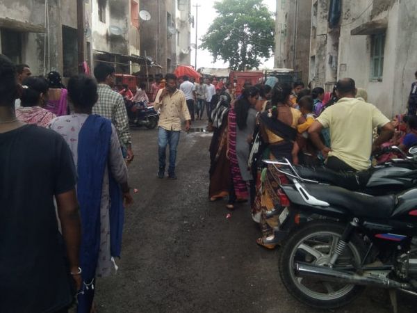 સિલિંગના પોપડા પડવાનો અવાજ આવતા આખું આવાસ દોડી આવ્યું.