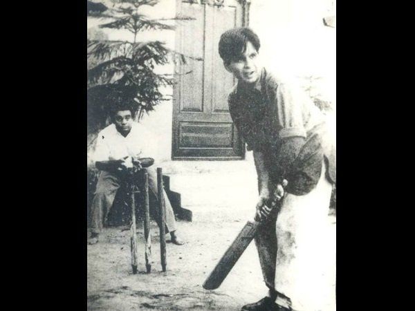 शूटिंग से समय निकालकर दिलीप साहब क्रिकेट खेल रहे थे। फोटो में अभिनेता मुकरी विकेटकीपिंग कर रहे हैं।