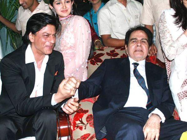 दिलीप कुमार का 94वां जन्मदिन धूमधाम से मनाया गया जिसमें शाहरुख खान भी मौजूद थे. सायरा बानो ने एक बार कहा था कि दिलीप कुमार शाहरुख को बेटा मानते थे क्योंकि उनकी कोई संतान नहीं थी।