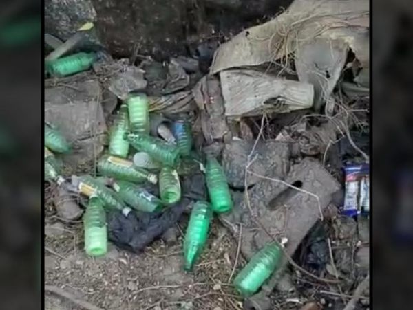 यहीं गेट के एक बगल पड़ी देसी शराब की बोतलें।