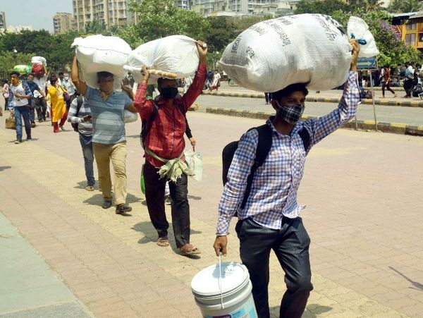 प्रवासियों का पलायन अभी भी जारी है, लेकिन हर दिन यह संख्या कम हो रही है।