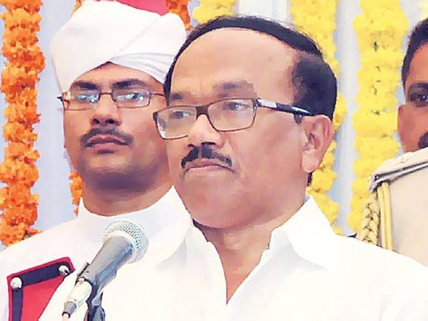 2017 के गोवा विधानसभा चुनाव के दौरान गोवा के मुख्यमंत्री लक्ष्मीकांत पारसेकर चुनाव हार गए थे।