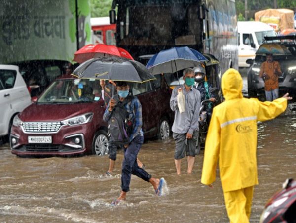 मुंबई के किंग्स सर्कल इलाके में भारी बारिश की वजह से सड़क पर पान भर गया। जलभराव के बीच लोग ऑफिस जाते नजर आए।