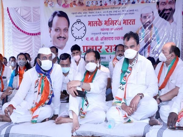 महाराष्ट्र में, सरकार ने सार्वजनिक बैठकों पर प्रतिबंध लगा दिया है। यह तस्वीर पंढरपुर में डिप्टी सीएम अजीत पवार की बैठक की है।