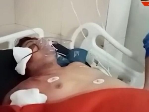 अस्पताल में गंभीर हालत में भर्ती पिता।