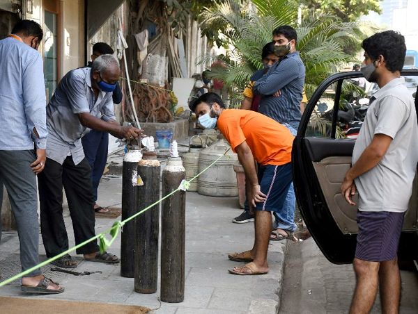 मुंबई के एक कोविड पेशेंट के रिश्तेदार एक प्राइवेट ऑक्सीजन सेंटर पर सिलेंडर लेने पहुंचे।