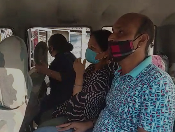 ब्यूटी पार्लर संचालिका व उसका पति दबोचा।
