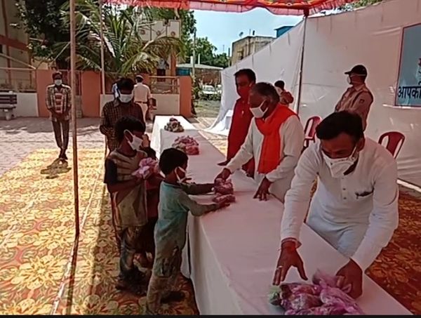 कोतवाली में खाने के पैकेट का वितरण करते गुना विधायक