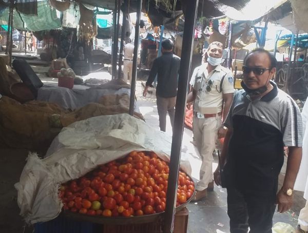 इस तरह मंडी में कारोबार चल रहा था।