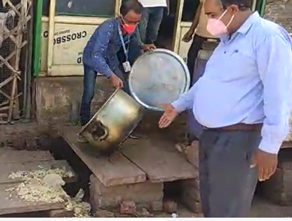 मीट मार्केट में बिरयानी को फिकवाते हुए प्रशासनिक अफसर।