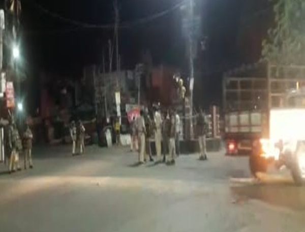 इलाके के चौराहो पर बड़ी संख्या में पुलिस बल तैनात